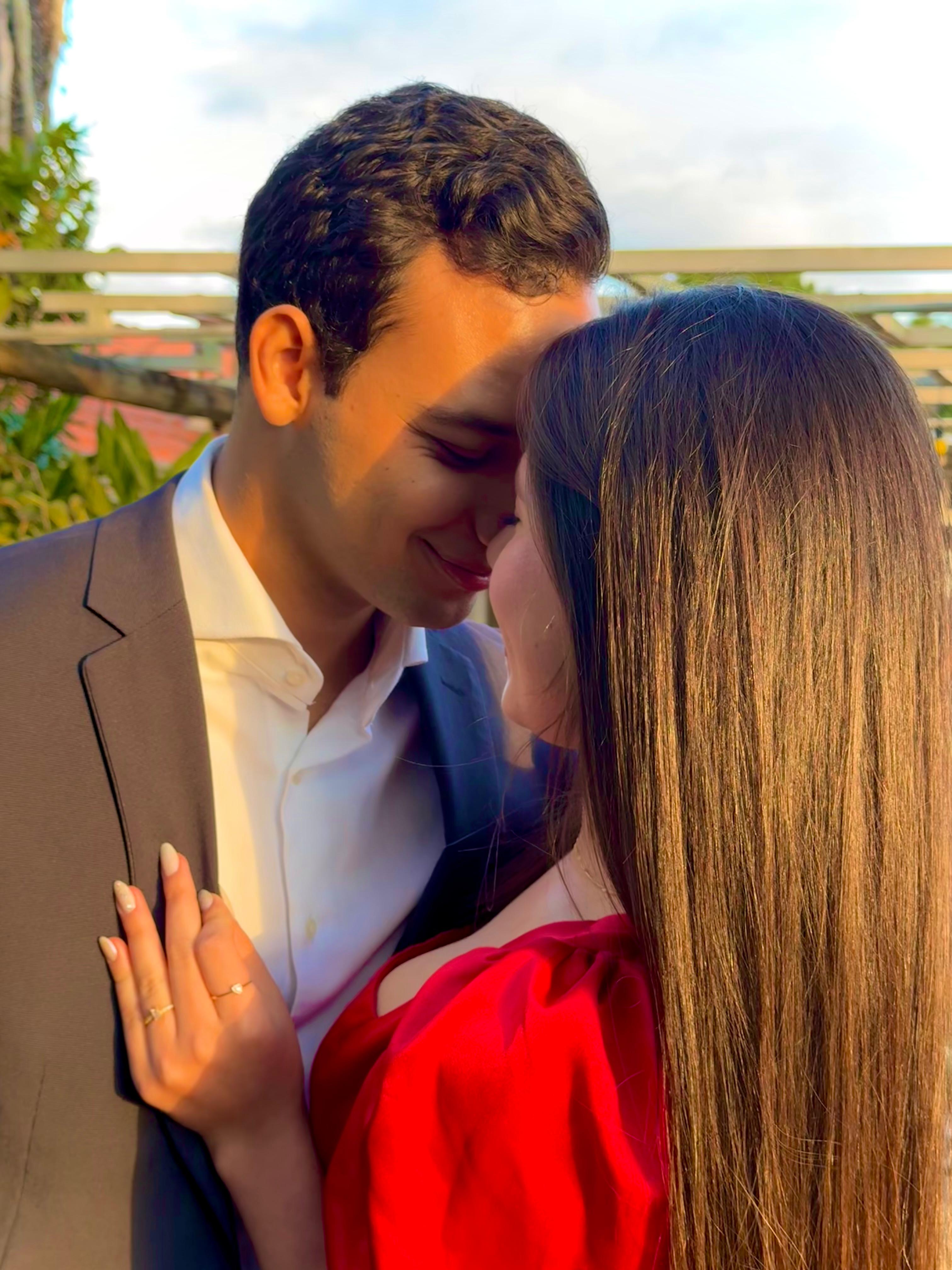 Angélica e Vinicius juntos, à luz do pôr do sol