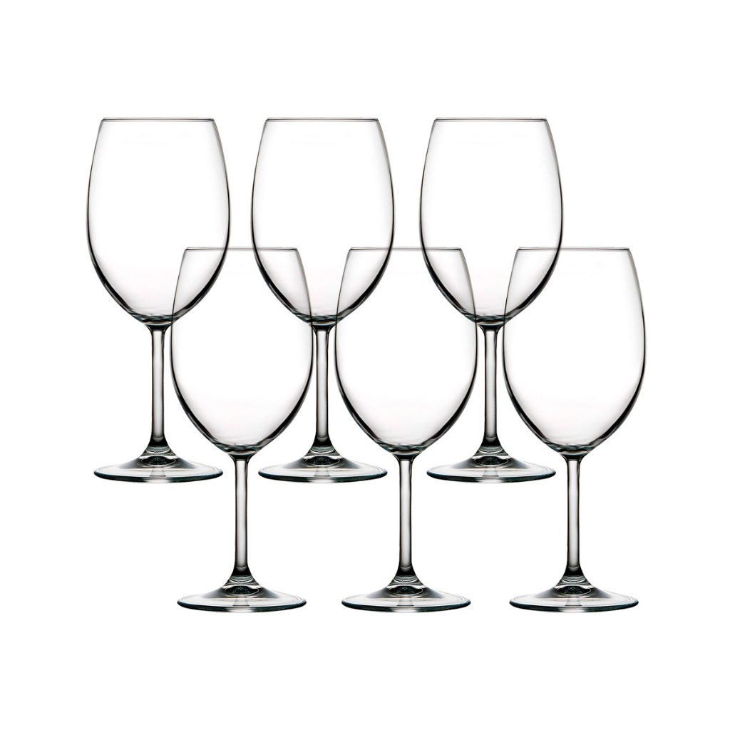 Conjunto de seis taças de vinho transparentes sobre fundo branco